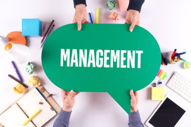 İki kişi konuşma balonu holding