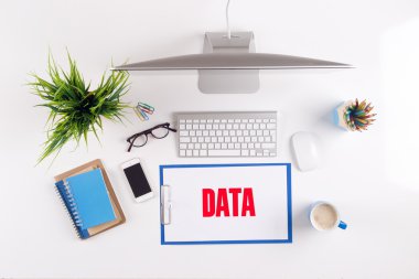 Ofis Masası evrak ve diğer nesnelerle