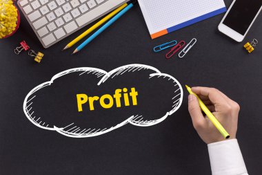 Masanın üzerinde çalışan adam