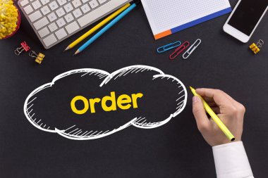 Masanın üzerinde çalışan adam