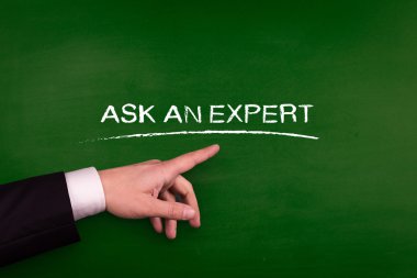 Tahtaya işaret eden işadamı