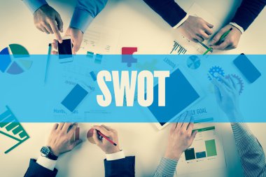 İş ekibi masanın üzerinde çalışıyor