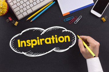 Masanın üzerinde çalışan adam