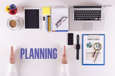 Masanın üzerinde çalışan iş adamı