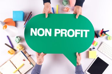 İki kişi konuşma balonu holding