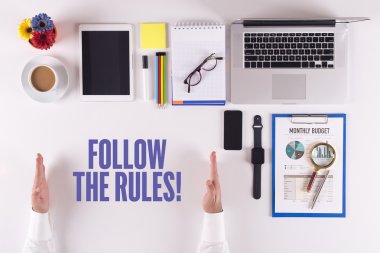 Masanın üzerinde çalışan iş adamı