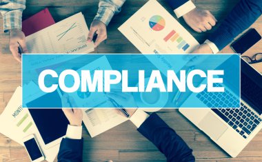 Bir grup iş adamı birlikte çalışıyor.