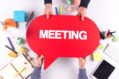 İki kişi konuşma balonu holding