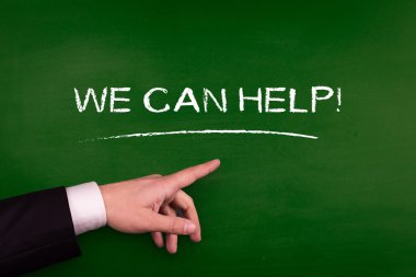 Tahtaya işaret eden işadamı