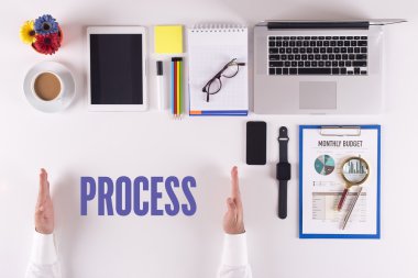 Masanın üzerinde çalışan iş adamı