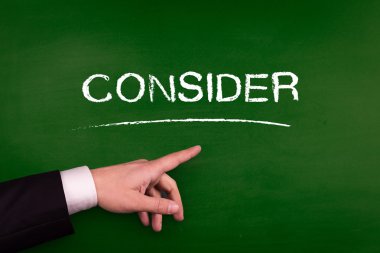 Tahtaya işaret eden işadamı