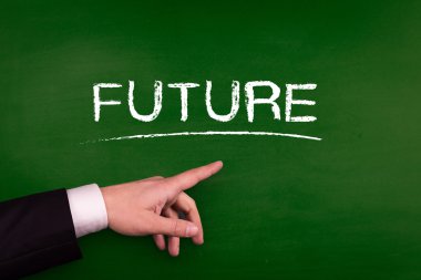 Tahtaya işaret eden işadamı