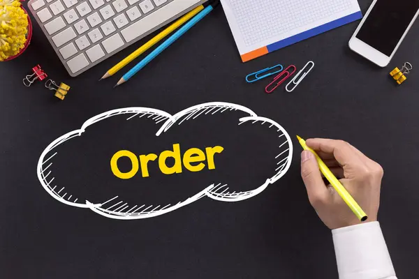 Masanın üzerinde çalışan adam