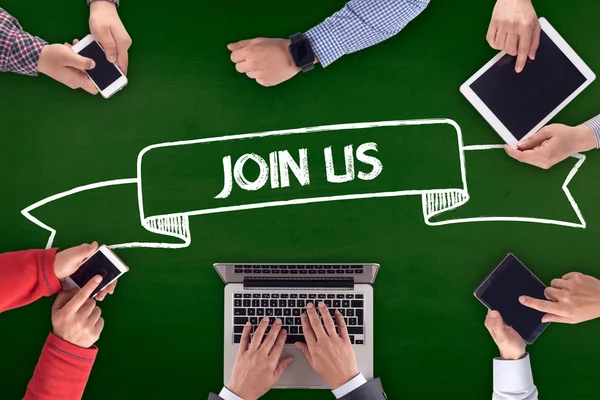 Çeşitli insanlardan oluşan bir grup