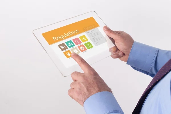 Podnikatel drží transparentní počítače tablet pc — Stock fotografie