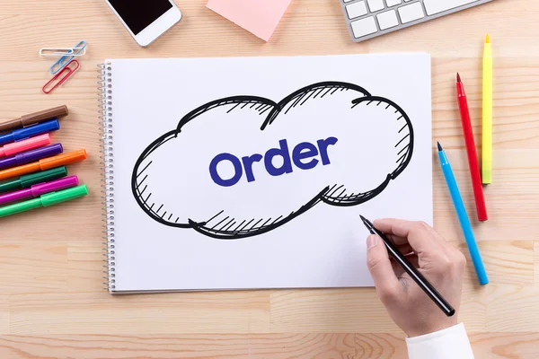 not defterinde yazıyor adam