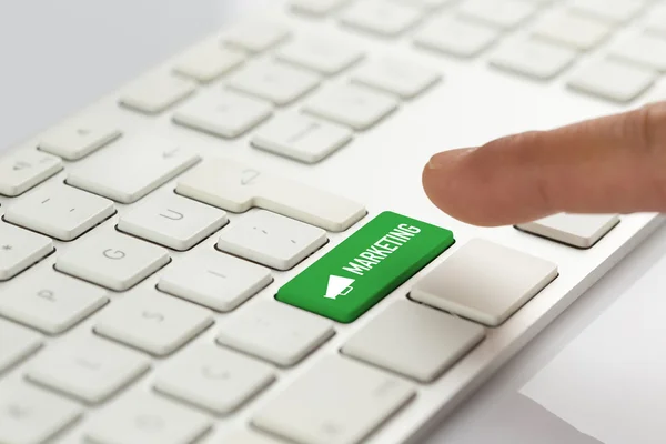 Pulsando el botón verde del teclado — Foto de Stock