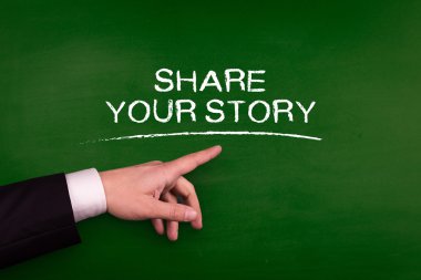 Tahtaya işaret eden işadamı