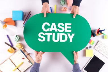 İki kişi konuşma balonu holding