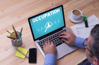 Dizüstü bilgisayarda çalışan adam