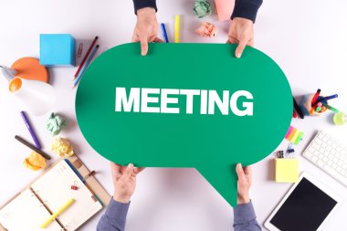 İki kişi konuşma balonu holding