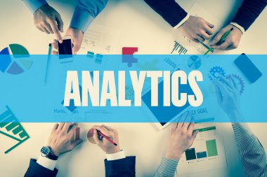 İş ekibi masanın üzerinde çalışıyor