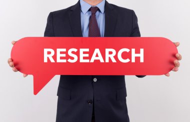 konuşma balonu tutan işadamı