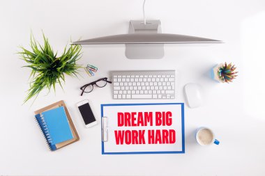 Ofis Masası evrak ve diğer nesnelerle