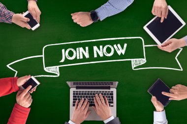 Çeşitli insanlardan oluşan bir grup