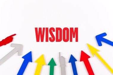 Renkli oklar merkeze gösterilen