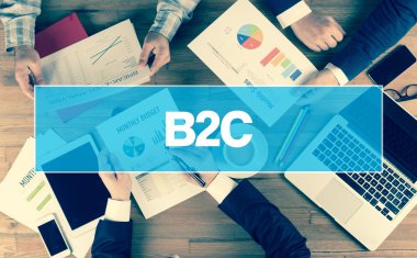 Bir grup iş adamı birlikte çalışıyor.