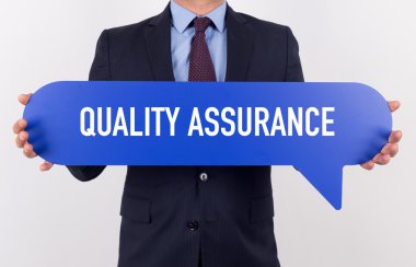 konuşma balonu tutan işadamı