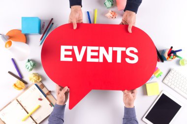 İki kişi konuşma balonu holding