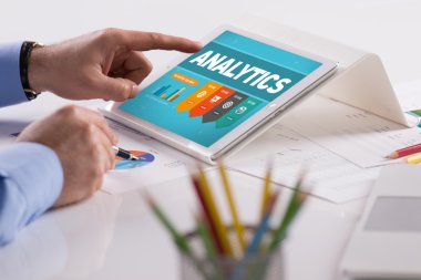 Tablet üzerinde çalışan iş adamı