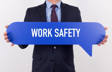 konuşma balonu tutan işadamı