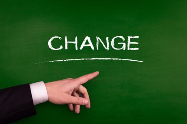 Tahtaya işaret eden işadamı