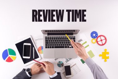 İş ekibi masanın üzerinde çalışıyor