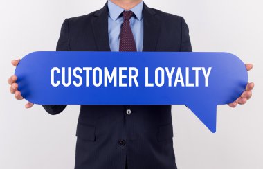 konuşma balonu tutan işadamı