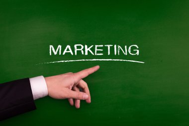 Tahtaya işaret eden işadamı