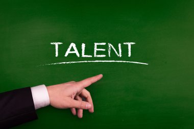 Tahtaya işaret eden işadamı