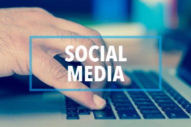 Bilgisayar klavye üzerinde insan eli