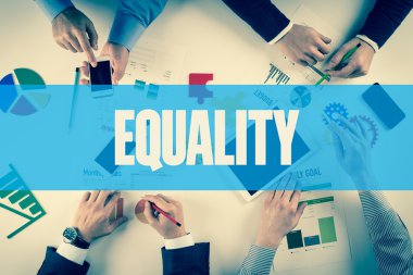 İş ekibi masanın üzerinde çalışıyor