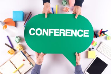 İki kişi konuşma balonu holding