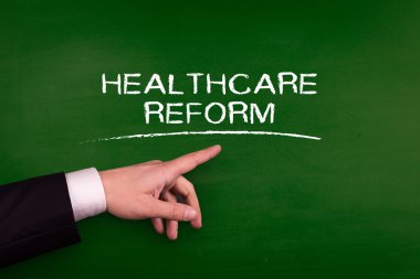 Tahtaya işaret eden işadamı