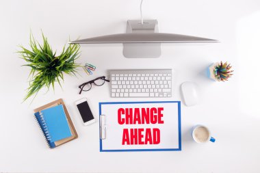 Ofis Masası evrak ve diğer nesnelerle