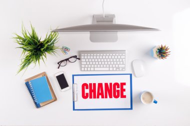 Ofis Masası ile evrak ve nesnelerin çevresinde