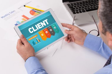 Tablet üzerinde çalışan iş adamı