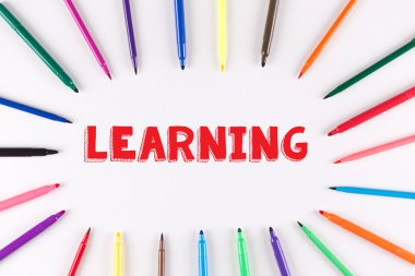 Daire oluşturan renkli işaretleyicileri