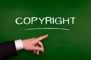 Tahtaya işaret eden işadamı