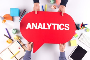 İki kişi konuşma balonu holding